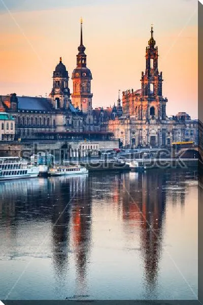 Постер Красивый закат над главными соборами Дрездена, отражающимися в Эльбе