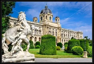 Картина Прекрасный вид на знаменитый венский Музей Естественной истории в парке со скульптурами и причудливо подстриженными кустами