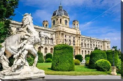 Прекрасный вид на знаменитый венский Музей Естественной истории в парке со скульптурами и причудливо подстриженными кустами