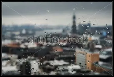 Взгляд на Гамбург через окно с каплями дождя на стекле