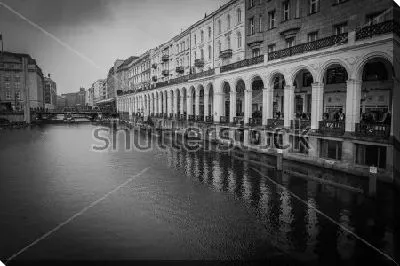Вид на длинную аркаду Шпайхерштадта в Гамбурге - крупнейший в мире складской район
