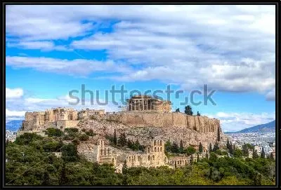 Прекрасный вид на афинский Акрополь с современным городом на дальнем плане