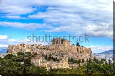 Прекрасный вид на афинский Акрополь с современным городом на дальнем плане