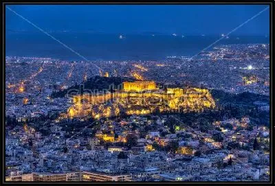 Красивая панорама ночного города с ярко освещённым Акрополем в центре Афин