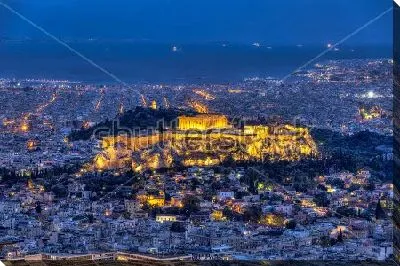 Красивая панорама ночного города с ярко освещённым Акрополем в центре Афин