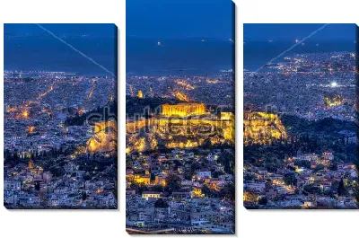 Красивая панорама ночного города с ярко освещённым Акрополем в центре Афин