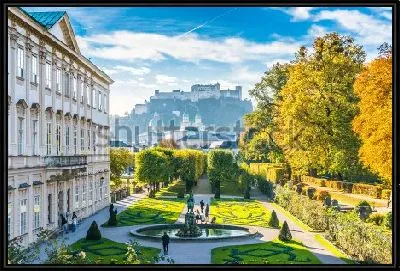 Прекрасный вид из осеннего сада Мирабель на историческую крепость Хоэнзальцбург в Зальцбурге