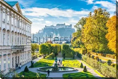 Постер Прекрасный вид из осеннего сада Мирабель на историческую крепость Хоэнзальцбург в Зальцбурге