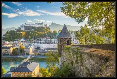 Прекрасный панорамный вид на исторический центр Зальцбурга с крепостью Хоэнзальцбург