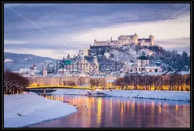 Красивый зимний пейзаж с видом на исторический центр Зальцбурга с крепостью Хоэнзальцбург