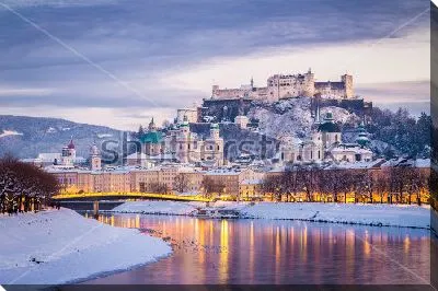 Красивый зимний пейзаж с видом на исторический центр Зальцбурга с крепостью Хоэнзальцбург