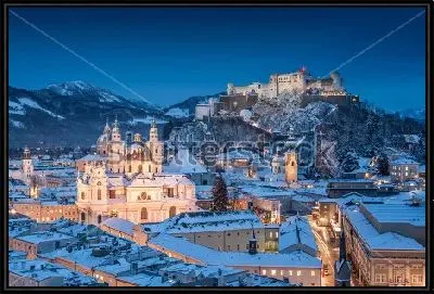 Красивая панорама зимнего Зальцбурга с главной исторической крепостью на дальнем плане