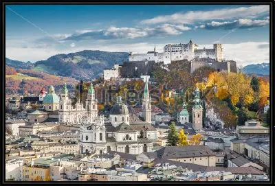 Городской осенний пейзаж с видом на крепость Хоэнзальцбург в Зальцбурге