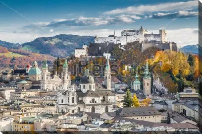 Городской осенний пейзаж с видом на крепость Хоэнзальцбург в Зальцбурге