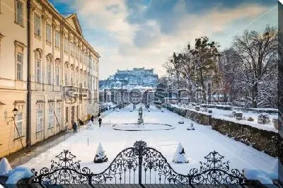 Постер Красивый зимний пейзаж Зальцбурга с видом на сад Мирабель и крепость вдали