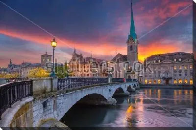 Постер Красивый закат над Цюрихом с видом на мост через реку Лиммат и собор Фраумюнстер в Старом городе