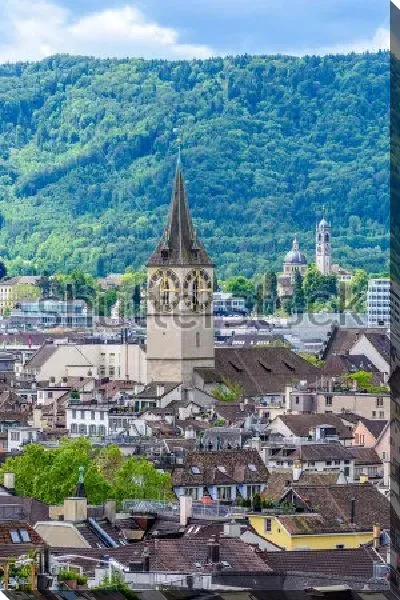 Постер Вид на исторический центр Цюриха с часовней собора Святого Петра в центре на фоне красивого горного пейзажа