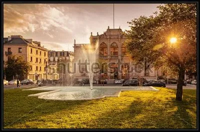 Красивый вид на здание Женевской консерватории с фонтаном на первом плане