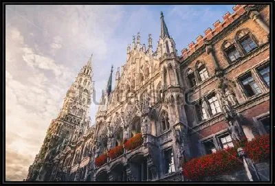 Картина Красивый вид на башни Новой ратуши в солнечных лучах
