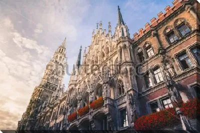 Красивый вид на башни Новой ратуши в солнечных лучах