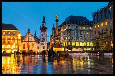 Картина Старая Ратуша на площади Мариенплац в красивом ночном освещении 