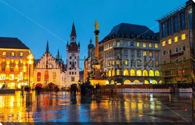 Старая Ратуша на площади Мариенплац в красивом ночном освещении 