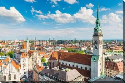 Красивая панорама Мюнхена с видом на церковь Святого Петра и здание Старой ратуши