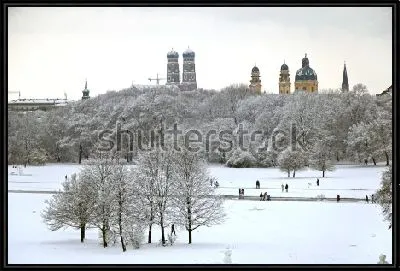 Картина Красивый зимний пейзаж Мюнхена с башнями и куполами соборов на дальнем плане