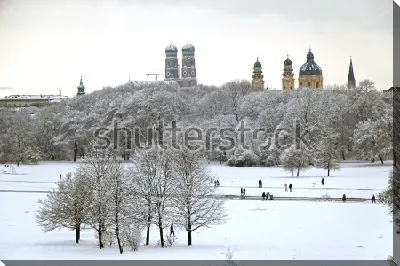 Красивый зимний пейзаж Мюнхена с башнями и куполами соборов на дальнем плане