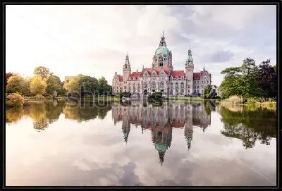 Красивый вид с отражением на Новую городскую ратушу с парком и прудом в центре Ганновера