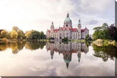 Постер Красивый вид с отражением на Новую городскую ратушу с парком и прудом в центре Ганновера