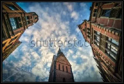 Рыночная церковь Ганновера в облаках - вид снизу