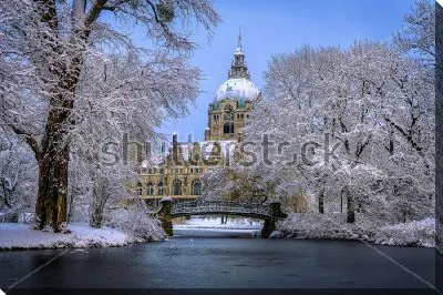 Постер Красивый зимний пейзаж с видом на Новую ратушу Ганновера со стороны пруда