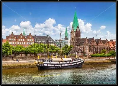 Красивая набережная реки Везер со старым парусным судном в исторический центре Бремена