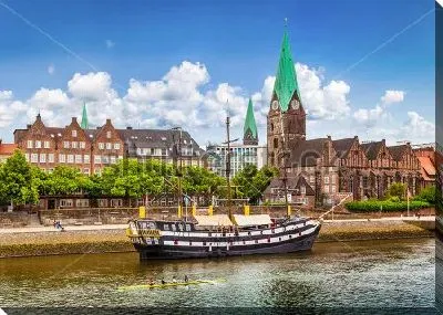 Красивая набережная реки Везер со старым парусным судном в исторический центре Бремена