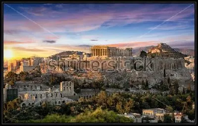 Красивая панорама древних Афин в лучах закатного солнца с видом на Храм Парфенон в Акрополе