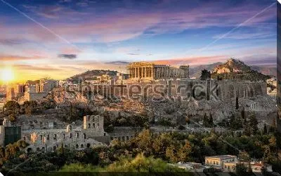 Красивая панорама древних Афин в лучах закатного солнца с видом на Храм Парфенон в Акрополе