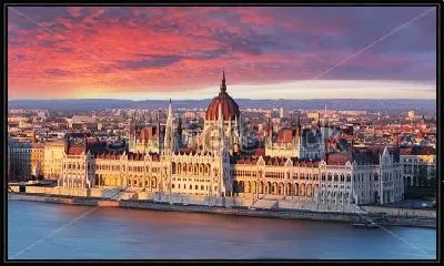 Здание венгерского парламента на набережной Дуная в момент красивейшего восхода солнца