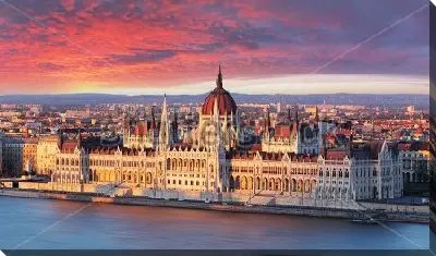 Здание венгерского парламента на набережной Дуная в момент красивейшего восхода солнца