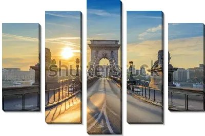 Модульная картина Прекрасный вид на Цепной мост через Дунай со львами в лучах восходящего солнца в центре Будапешта