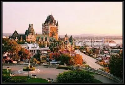 Красивый вид на замок Фронтенак в Старом городе Квебека на восходе солнца (Канада)