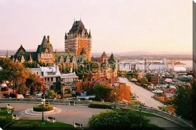 Красивый вид на замок Фронтенак в Старом городе Квебека на восходе солнца (Канада)