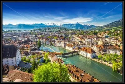 Красивая панорама исторического центра города в Люцерне с видом на горы