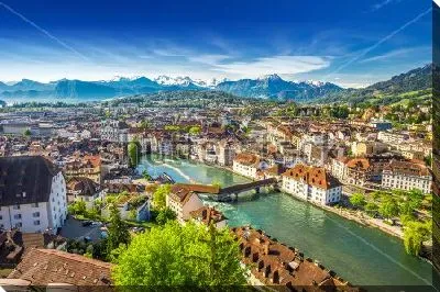 Постер Красивая панорама исторического центра города в Люцерне с видом на горы