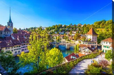 Красивый вид на центр Старого города в Берне с рекой Ааре