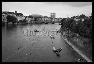 Лето в Базеле - панорама города с видом на купальщиков в Рейне