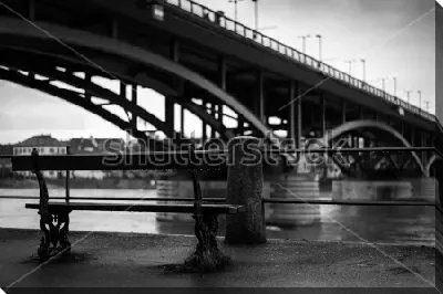 Постер Городской пейзаж Базеля с видом на скамейку на набережной Рейна под мостом