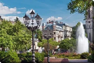Центральный парк Баден-Бадена с фонтаном и красивыми фонарями