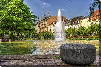 Красивый городской пейзаж с видом на центральный городской фонтан в парке Баден-Бадена