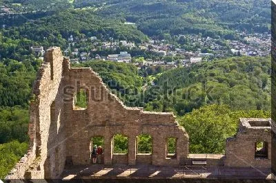 Живописная панорама Баден-Бадена из развалин старого замка